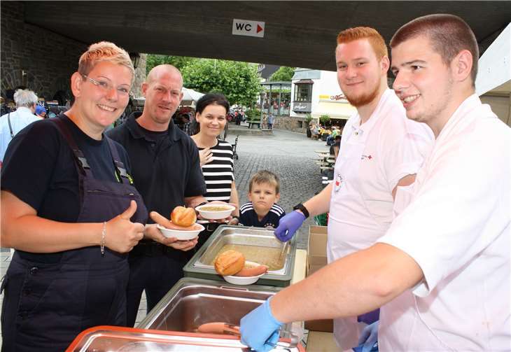 Deftigen Eintopf mit Knackwurst gab es an der Zeltkombüse vom Roten Kreuz.