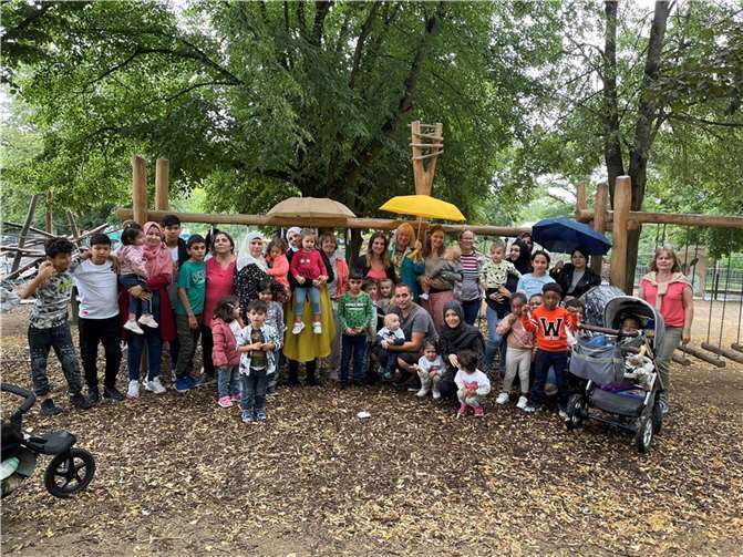 Dei Teilnehmerinnen und Teilnehmer des Ausfluges in den Neuwieder Zoo.  Foto: Samer Aldandal