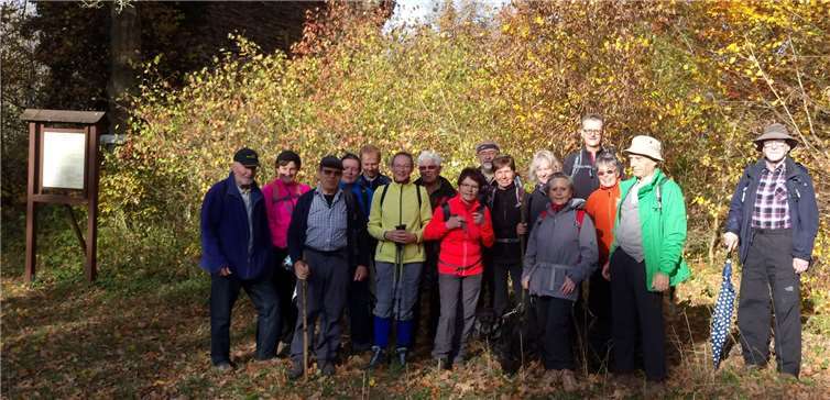 Dei Wandergruppe genoss die herbstliche Landschaft. Taunusklub Bad Ems