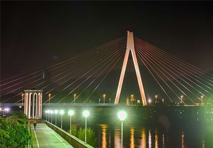Deich und Raiffeisenbrücke. Nicht nur diese Bauwerke sind untrennbar mit dem Namen Robert Krups verbunden, der für Neuwied viel leistete.Foto: SWN