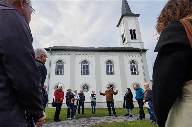 Dekan Axel Wengenroth (Mitte) begrüßt die Bereisungsgruppe an der ersten Station der heutigen Tour durch den Nachbarschaftsraum West, der Evangelischen Kirche Wahlrod. Foto: Evangelisches Dekanat Westerwald