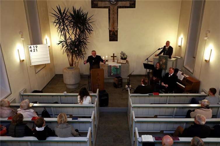 Dekan Dr. Axel Wengenroth (am Stehpult) und Dr. Georg Poell gestalteten einen ökumenischen Gottesdienst zu den Novemberpogromen 1938.  Fotos: Sabine Hammann-Gonschorek