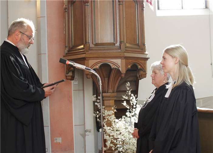 Dekan Dr. Axel Wengenroth führt Lisa Tumma (vorne) und Sabine Jungbluth als Pfarrerinnen in der Pauluskirche in Montabaur ein.  Foto: privat