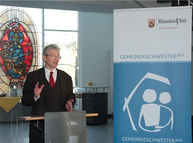 Dekan Hermann Brandenburg begrüßt die Ministerpräsidentin.