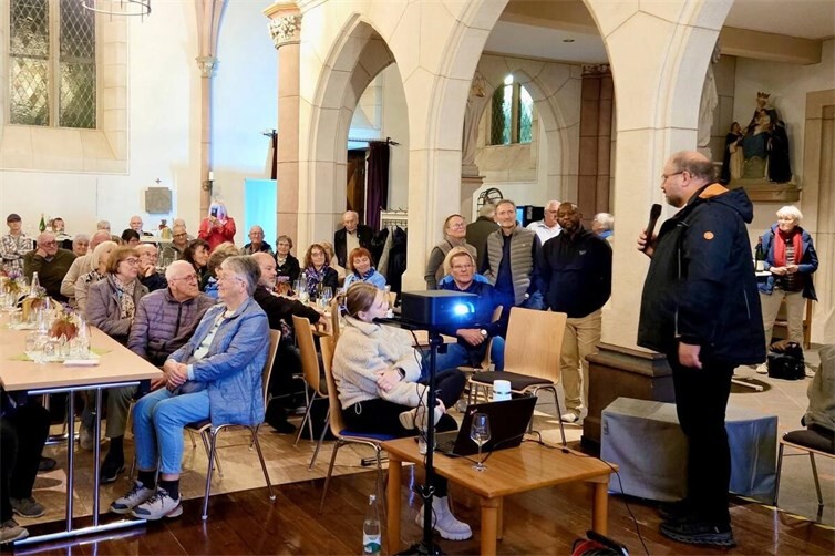 Dekan Jörg Schuh vom Leitungsteam Pastoraler Raum Mayen beendet mit seinem Schlusswort den historischen Abend der zwei Kehriger Kirchen und dankt allen, die dieses Projekt ermöglicht haben, und den zahlreichen interessierten Gästen  für ihr Kommen.