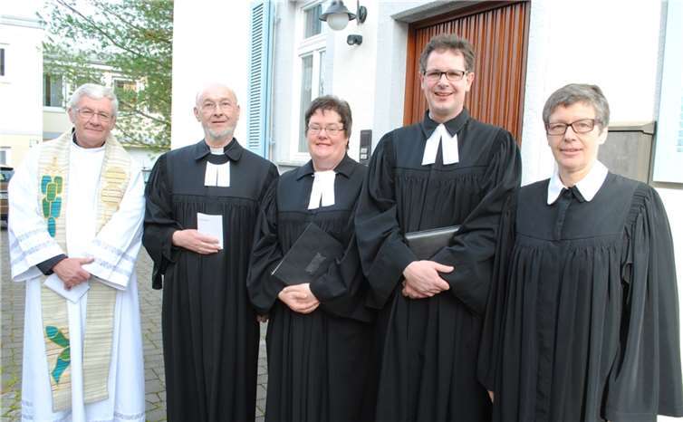 Dekan Martin Ufer (2.v.r.) freute sich, dass mit Antje Müller (Mitte) die letzte Gemeinde-Vakanz im Dekanat beendet wurde. privat