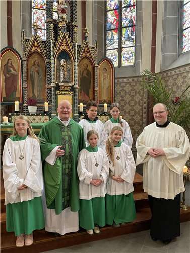 Dekan Michael Wilhelm (2. v. li) und Pastoralpraktikant Heiko Gaub (ganz rechts) freuen sich über die Aufnahme von neuen Messdienerinnen für die Gemeinde St. Hubertus Müllenbach.Foto: Dirk Lescher