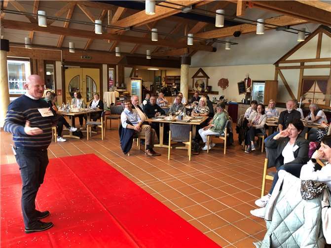 Dekan Michael Wilhelm aus dem Leitungsteam des Pastoralen Raums Kaisersesch begrüßt in Ulmen die Teilnehmenden der ersten Synodalversammlung.  Foto: Dieter Junker