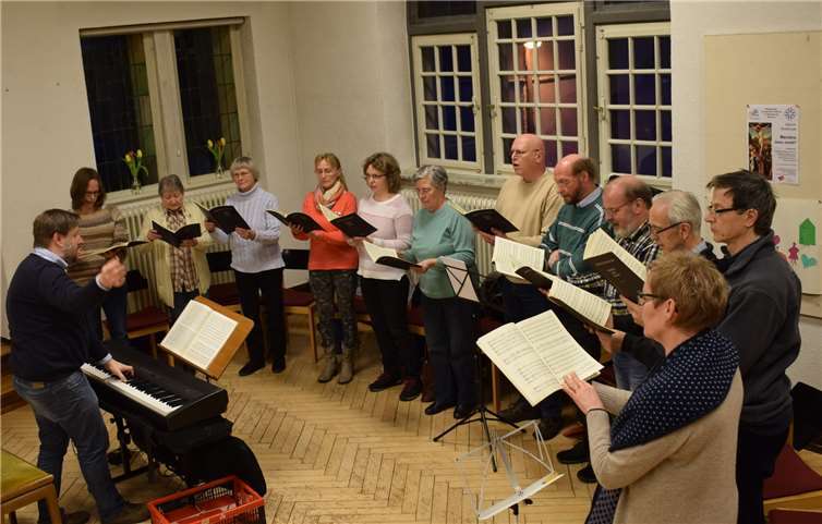 Dekanatskantor Ingo Thrun verleiht der Kantorei Bad Ems letzten Feinschliff für die Passionsmusik an Palmsonntag. Foto: Dekanat Nassauer Land