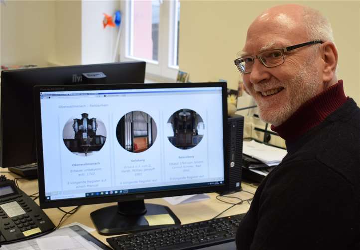 Dekanatskantor Martin Samrock gab den Start-Klick für die Website der evangelischen Kirchenmusik im Dekanat Nassauer Land. Im Mittelpunkt steht eine einzigartige Dokumentation der 72 Pfeifen-Orgeln in den Kirchengemeinden. Foto: privat