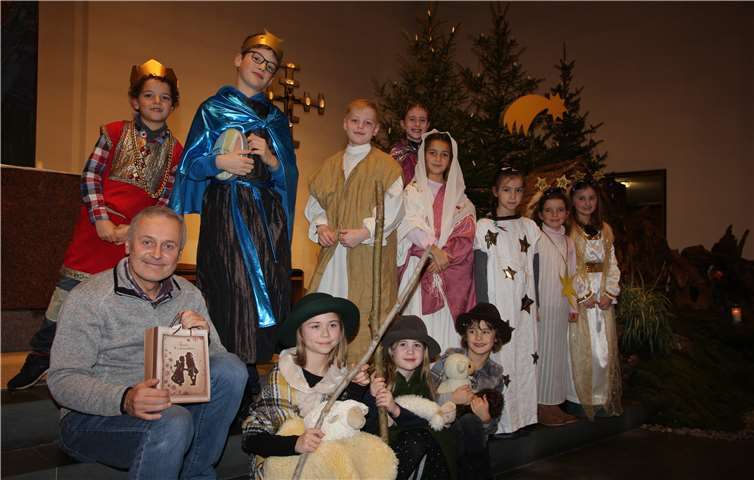 Dekanatskantor Peter Uhl mit den Darstellern des Krippenspiels. Christoph Kirst