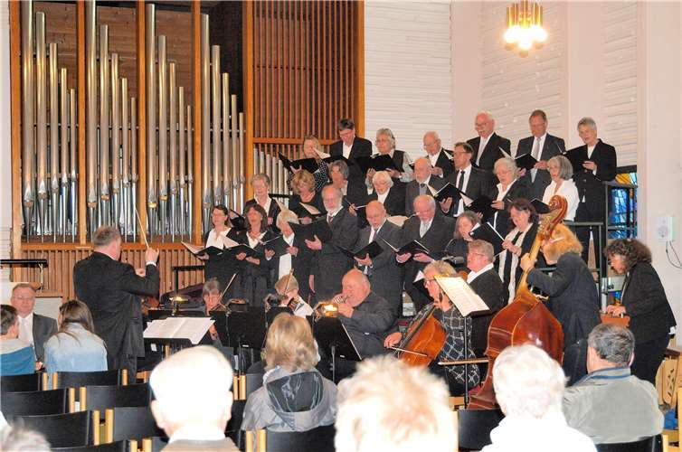 Dekanatskantorei Montabaur, ein Streichorchester und Solist Dietmar Wengenroth unter der Leitung von Dekanatskantor Jens Schawaller. privat