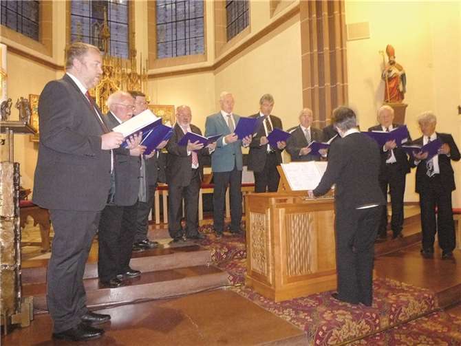 Dekanatskantorin Marion Oswald hatte für die Männerschola ein Programm zusammengestellt, das parallel zum Credo durch das Kirchenjahr führte. privat