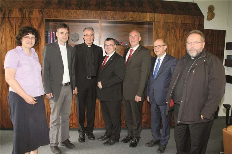 Dekanatsreferentin Christiane Schall (v.l.), Dechant Thomas Hüsch, Weihbischof Jörg Michael Peters, Landrat Dr. Alexander Saftig, Fred Pretz, Bürgermeister der Verbandsgemeinde Vallendar, Michael Kessler, Stadtbürgermeister Bendorf und Pater Rüdiger Kiefer (Vallendar).