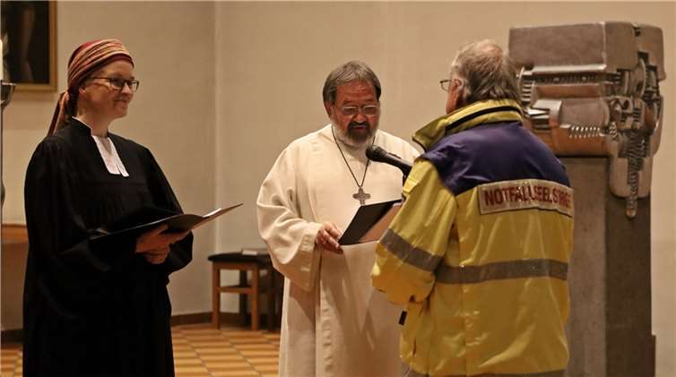 Dekanin Kerstin Janott und Pastoralreferent Rainer Dämgen beauftragen Ulrich Dörschel aus Ransbach-Baumbach für den Dienst in der Notfallseelsorge. Foto: Sabine Hammann-Gonschorek