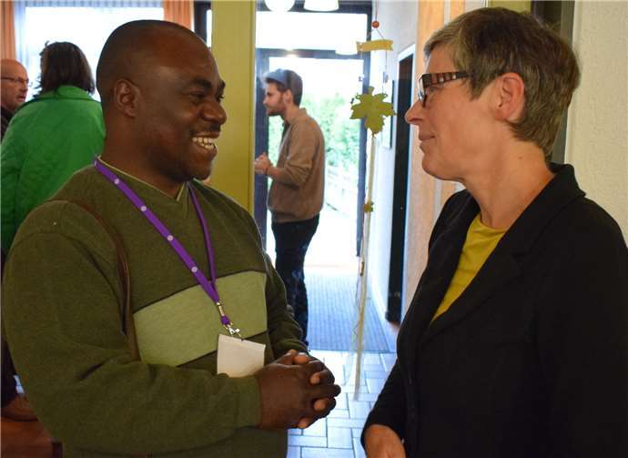 Dekanin Renate Weigel im Gespräch mit Jerryson Mambo.