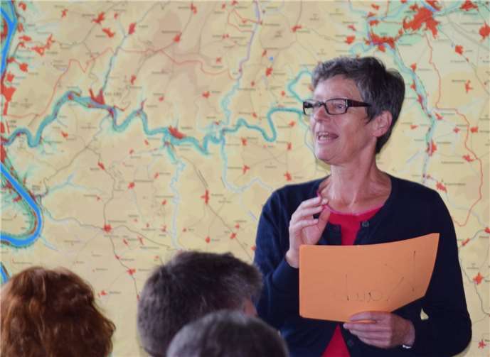 Dekanin Renate Weigel vermittelte ein Gespür für die Größe des Dekanats und die Regionen, als sich die Kirchenvorstände im Saal geografisch aufteilten.