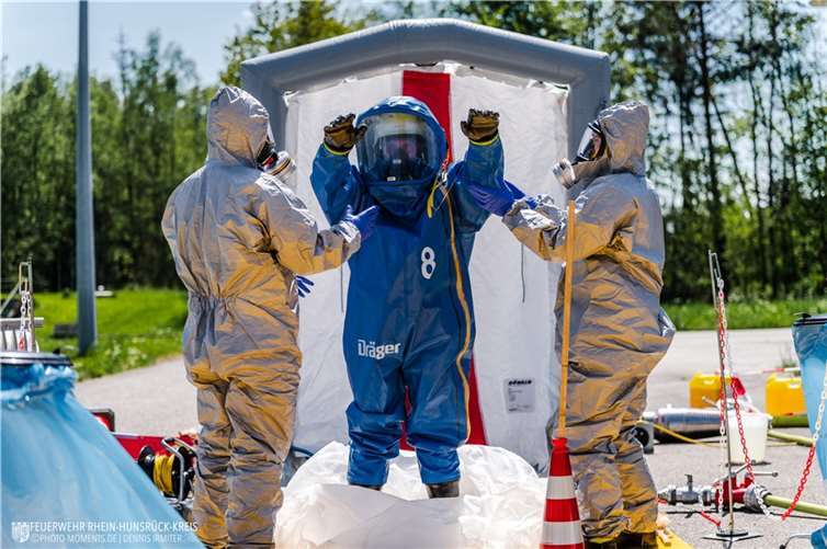 Dekontamination der Einsatzkräfte.