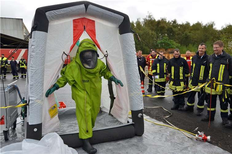 Dekontamination eines Chemikalienschutzanzugträgers nach einem Gefahrstoffeinsatz.privat