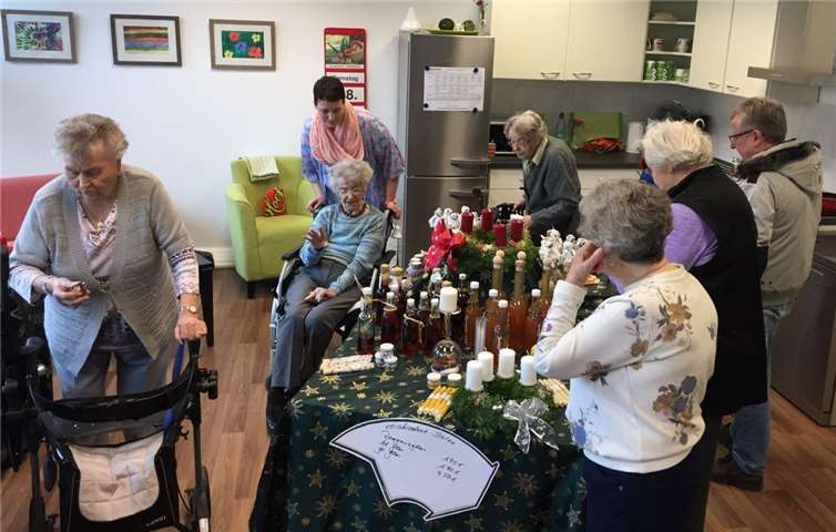 Dekoration und Leckereien hatten die Mitarbeiter des Zentrums liebevoll selbst hergestellt.privat