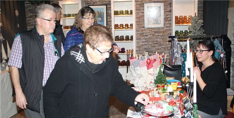 Dekorationsartikel und Geschenkideen für das Weihnachtsfest waren ebenso wie die Delikatessen aus Keller, Destille und Winzerküche gefragt.