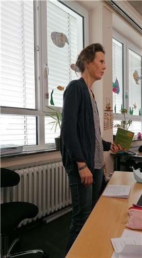 Dela Kienle las den Schülern der beiden 4. Klassen der Grundschule Oberwinter vor.