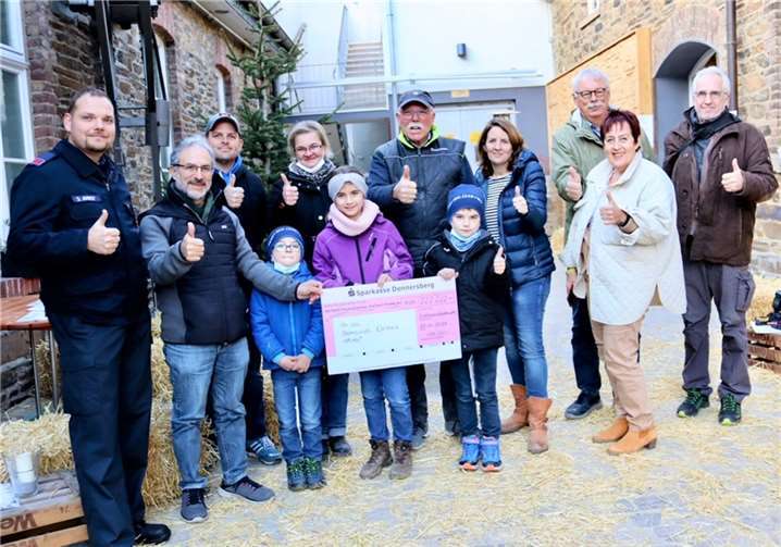 Delegation aus dem Donnersbergkreis überreicht die spendensumme an die Mitglieder des Wiederaufbaustabs Martins Schell, Alfred Sebastian, Elke Surges und Ingrid Näkel-Surges in Anwesenheit einer stark betroffenen Flutfamilie. Foto: privat