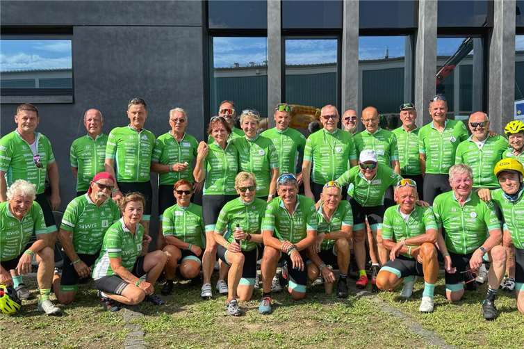 220.000 Euro für die Kinderkrebsforschung durch die VOR-TOUR der Hoffnung Delegation bei der Tour der Hoffnung.Foto: VOR-TOUR der Hoffnung