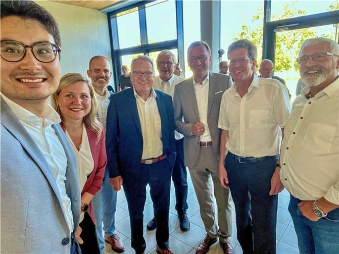 Delegation der CDU-Stadtratsfraktion feiert mit Koblenzern die Fertigstellung und Eröffnung des Bürgerbads am Moselbogen, von links nach rechts: Philip Rünz, Daniela Nowak, Marius Jakob, Peter Balmes, August Hollmann, Josef Oster, Rudolf Kalenberg, Ernst Knopp.  Foto: Philip Rünz