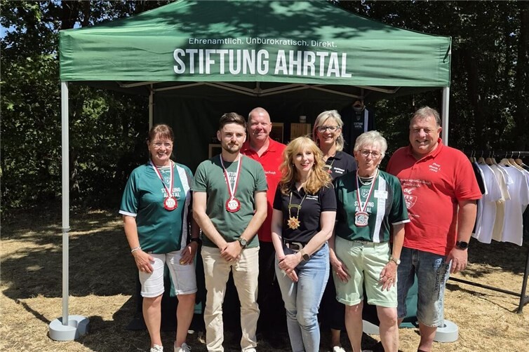 Delegation der KG „Bunte Kuh“ Walporzheim mit den Gastgebern der Stiftung Ahrtal beim Sommerfest 2026.