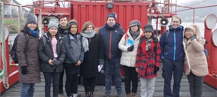 Delegation der Stadtverwaltung Yangon auf dem Feuerwehrschiff in Kripp (Mitte: Ingo Wolf, 2.v.re. Prof. Dr. Frauke Kraas, 4.v.re. Direktorin Daw Thin Thin Kyi).Privat