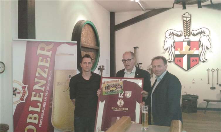 Delegation des TV Moselweiß überreichte Geschenk.privat