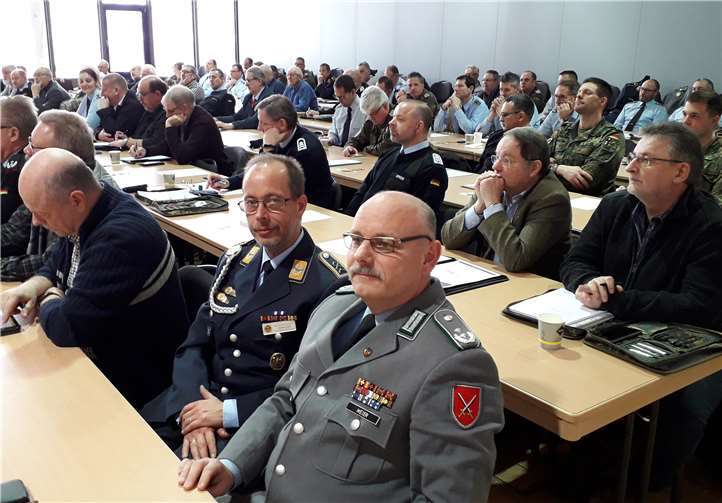 Delegierte aus Rheinland-Pfalz, Hessen, Nordrhein-Westfalen und dem Saarland versammelten sich in der Koblenzer Falckenstein-Kaserne. Foto: G. Arleth