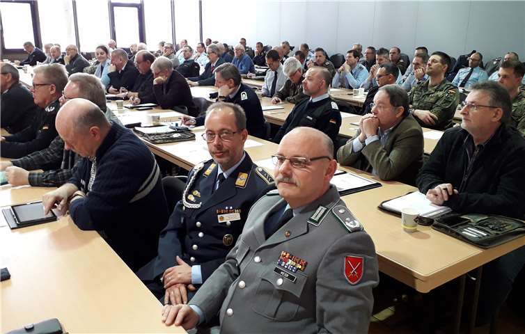 Delegierte aus Rheinland-Pfalz, Hessen, Nordrhein-Westfalen und dem Saarland versammelten sich in der Koblenzer Falckenstein-Kaserne. Foto: G. Arleth