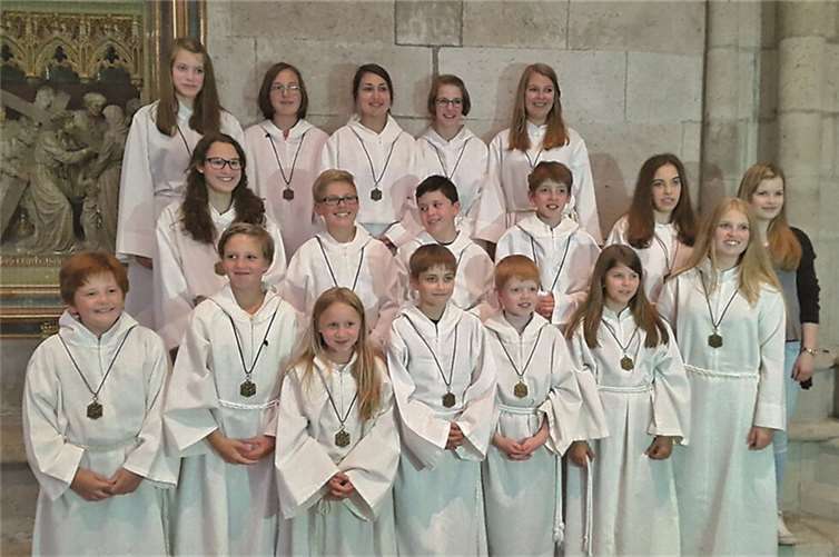 Dem Anlass entsprechend nahmen die Wachtberger Messdiener in ihren Talaren am Gottesdienst teil.privat