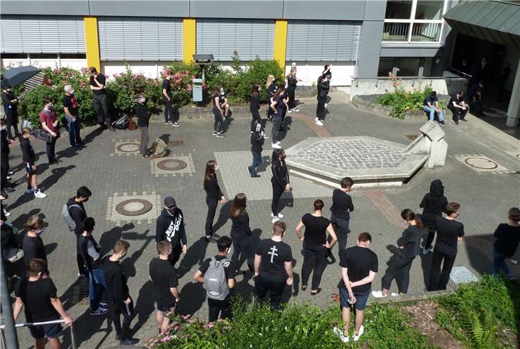 Dem Aufruf des Schülersprecherinnen-Teams Karina Krause, Jennifer Mai und Marie-Sophie Wingender sowie von Daniela Sinner folgten am letzten Freitag zahlreiche Schüler/innen und Lehrer/innen und bekundeten ihre Solidarität mit den Protesten in den USA.Foto: privat