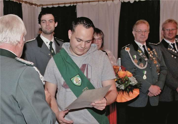 Dem Bürgerschützenkönig Oliver Kern gratulierte Vorsitzender Dieter Ullmann. Paul-Leo Klein