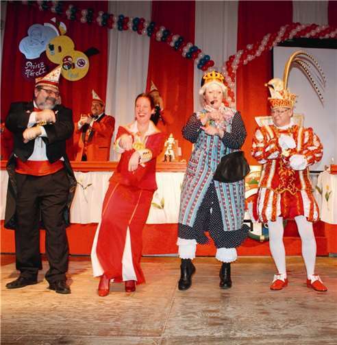 Dem Charme von Oma Finchen erlag der tanzende Prinz Karel I. auf der bombastischen Prunksitzung der GEK im Erpeler Gürzenich nicht nur wegen deren Oranje-Krone. DL