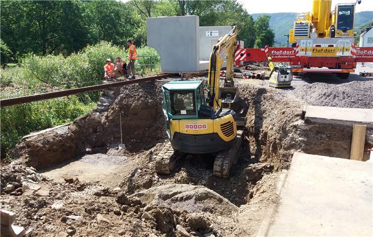 Bahngleise mussten entfernt werden Dem Einhub des neuen Durchlasses gingen umfangreiche Arbeiten voraus. WITE