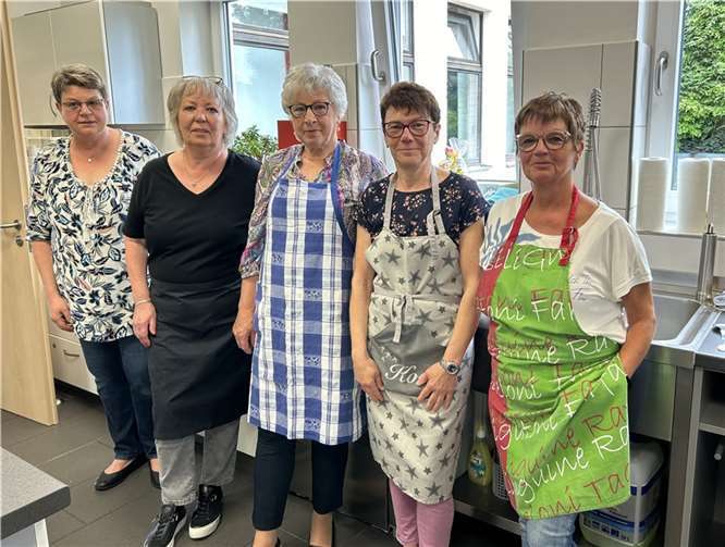 Dem Einsatz der Harderter Bürgerinnen Elke Krainbucher, Roselinde Gans, Martina Dittrich und Regine Jung (2.-5.v.l.) ist es maßgeblich zu verdanken, dass der erste Mittagstisch durchgeführt- und ein Erfolg werden konnte. Darüber freute sich auch Frau Dr. Ursula Kannengießer von der AOK.  Foto: Rita Hoffmann-Roth