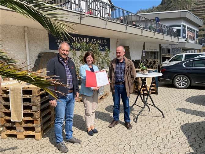 Dem Ersten Beigeordneten der Gemeinde Mayschoß, Hartwig Baltes, konnte Nicole Steingaß einen Förderbescheid von 29.500 Euro für Beratungsleistungen bei der Ortsentwicklung überreichen.