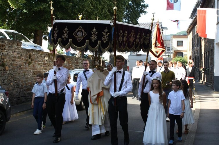 Dem Festgottesdienst anlässlich der traditionellen Johannes-Kirmes in Treis folgte eine große Prozession durch den Moselort.