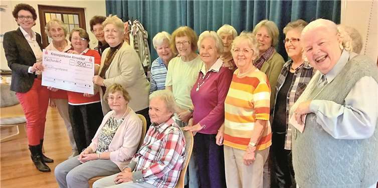 Dem Flüchtlingsnetzwerk wurde von der evangelischen Frauenhilfe Ahrweiler ein Scheck über 500 Euro übergeben. Privat