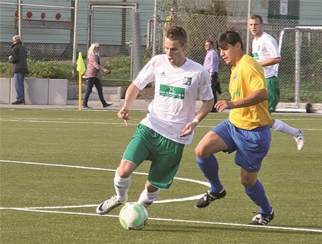 Dem Gegner immer einen Schritt voraus sein will der SV Spay, hier gegen den SV Weitersburg, in den verbleibenden Saisonspielen. Vielleicht gelingt den Grün-Weißen dann doch noch der Klassenerhalt in der Kreisliga A. -TH-