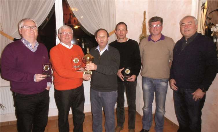 Dem Gesamtsieger Horst Rings überreichte Josef Chevally den Wanderpokal. privat