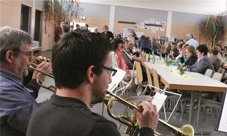Dem Gottesdienst folgte der Frühschoppen in der Elsberhalle, musikalisch von der Musikkapelle Müllenbach untermalt.SES