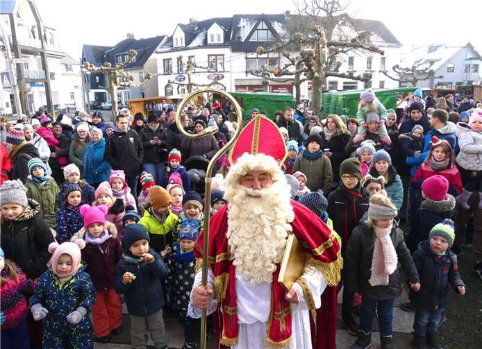 Dem Kaisersescher Weihnachtsmarkt statteteSt. Nikolaus traditionell einen Besuch mit Geschenken für die Kinder ab. Foto: TE
