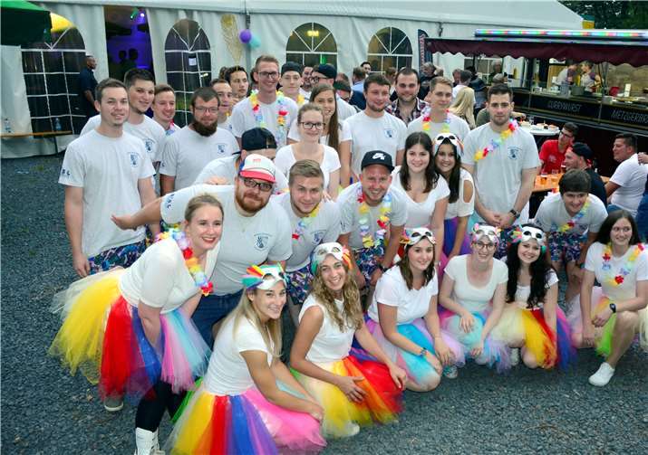 Dem Karneval in Rio hatten Bonefelder Burschen und Maimädchen ihr Outfit angepasst. - HEP -