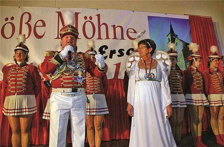 Dem Kommandanten der Meckenheimer Prinzengarde, Friedel Groß, erschien während der Weibersitzung ein wunderschöner weißer Engel (Gisela Hilberath). -STEIN-