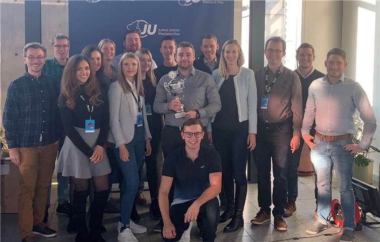 Dem Kreisverband Mayen-Koblenz wurde der Preis für den größten Mitgliederzuwachs verliehen. Foto: JU MYK